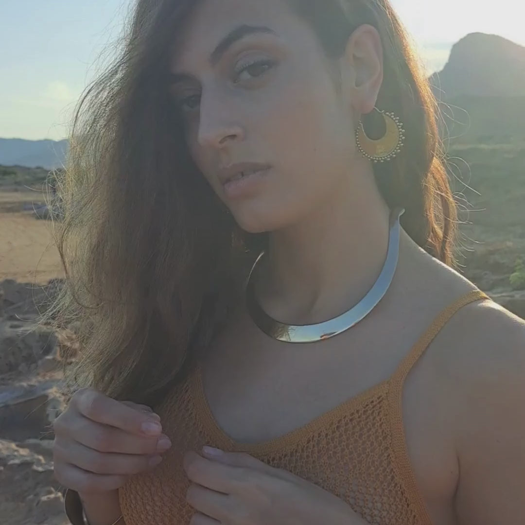video en la playa de modelo con pendientes nara y choker zahra dorado