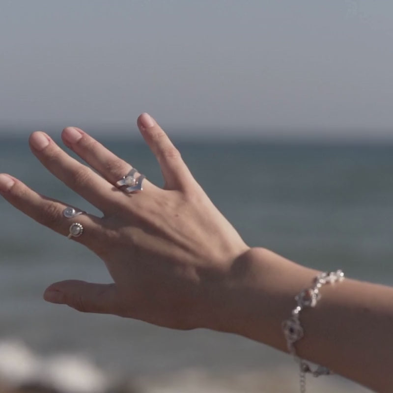 modelo con pulsera chakras