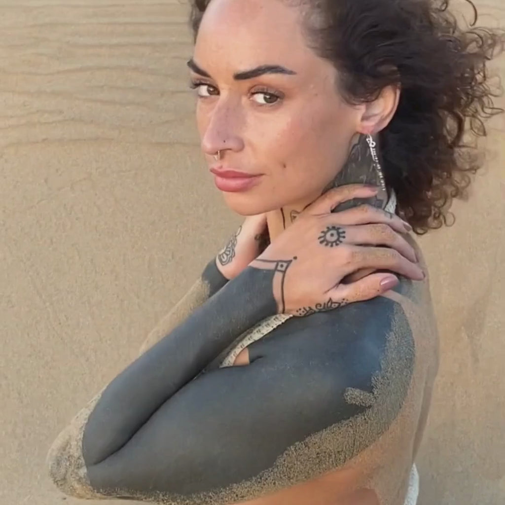 modelo con pendientes aro Mandala plata y septum piercing geometric