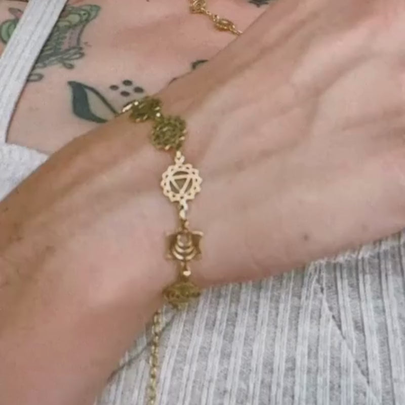 mujer con pulsera y choker chakras