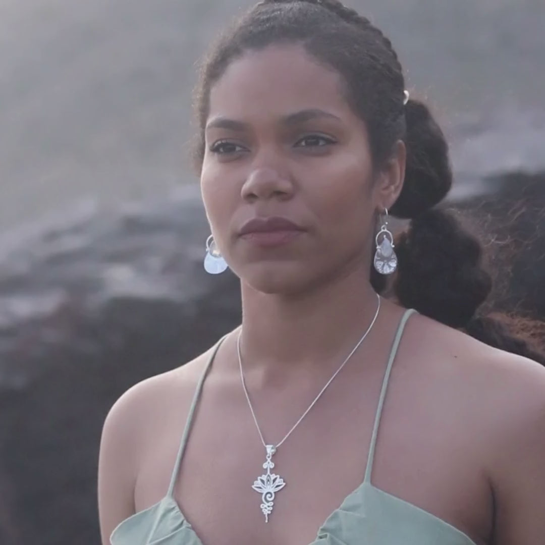 modelo con pendientes Hada y colgante unalome