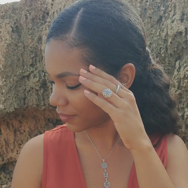 Modelo con pendientes de aro plata iris y colgante chakras plata