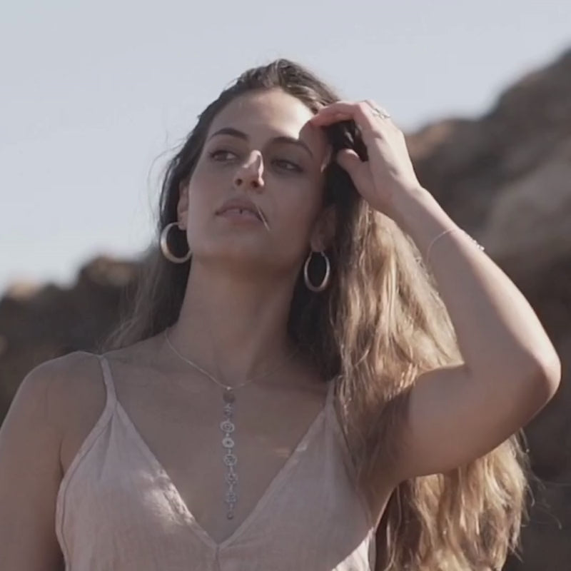 modelo con colgante chakras moonstone y pendientes  aro Lia