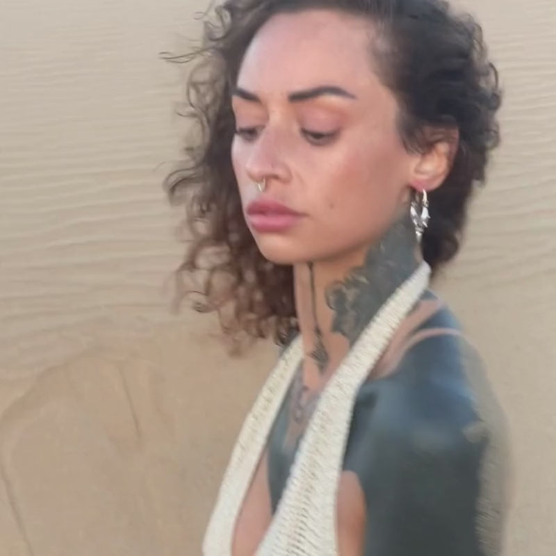 modelo con pendientes spike plata