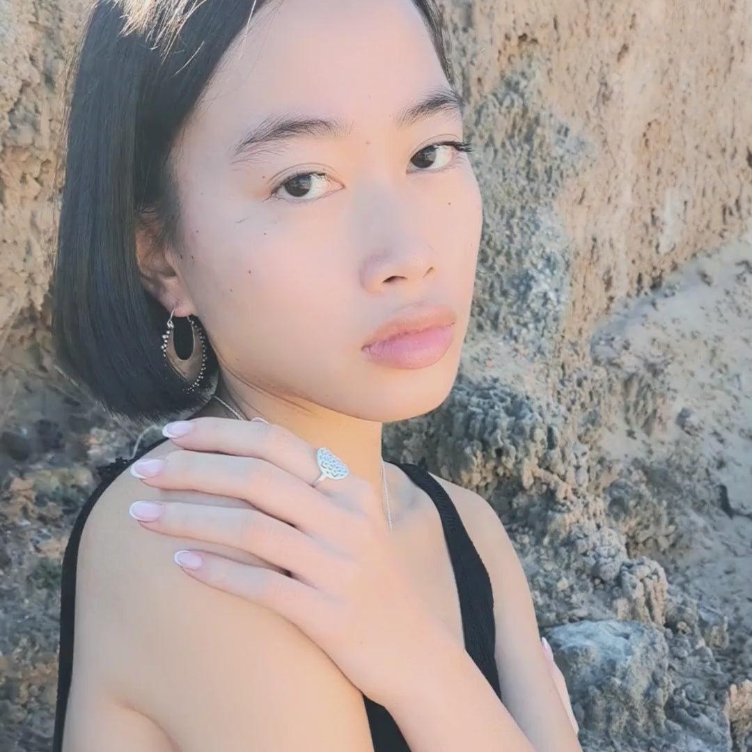 modelo con pendientes Nara y collar Nai