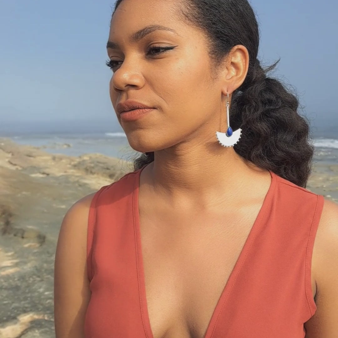 modelo con pendientes oniria piedra lapislazuli