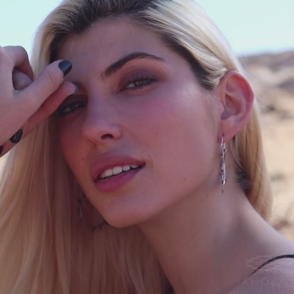 modelo con pendientes Cira plata