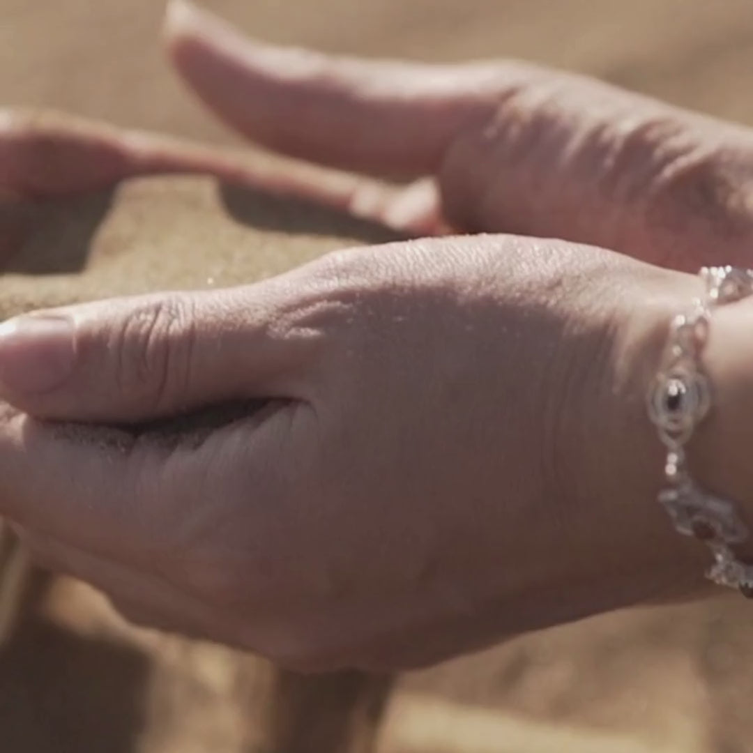 modelo con pulsera siete chakras con piedras naturales