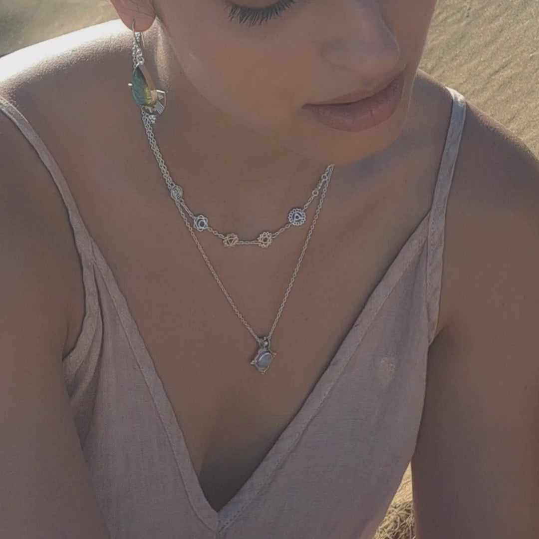 modelo con choker chakras, collar kala piedra lunar y pendientes shasha labradorita