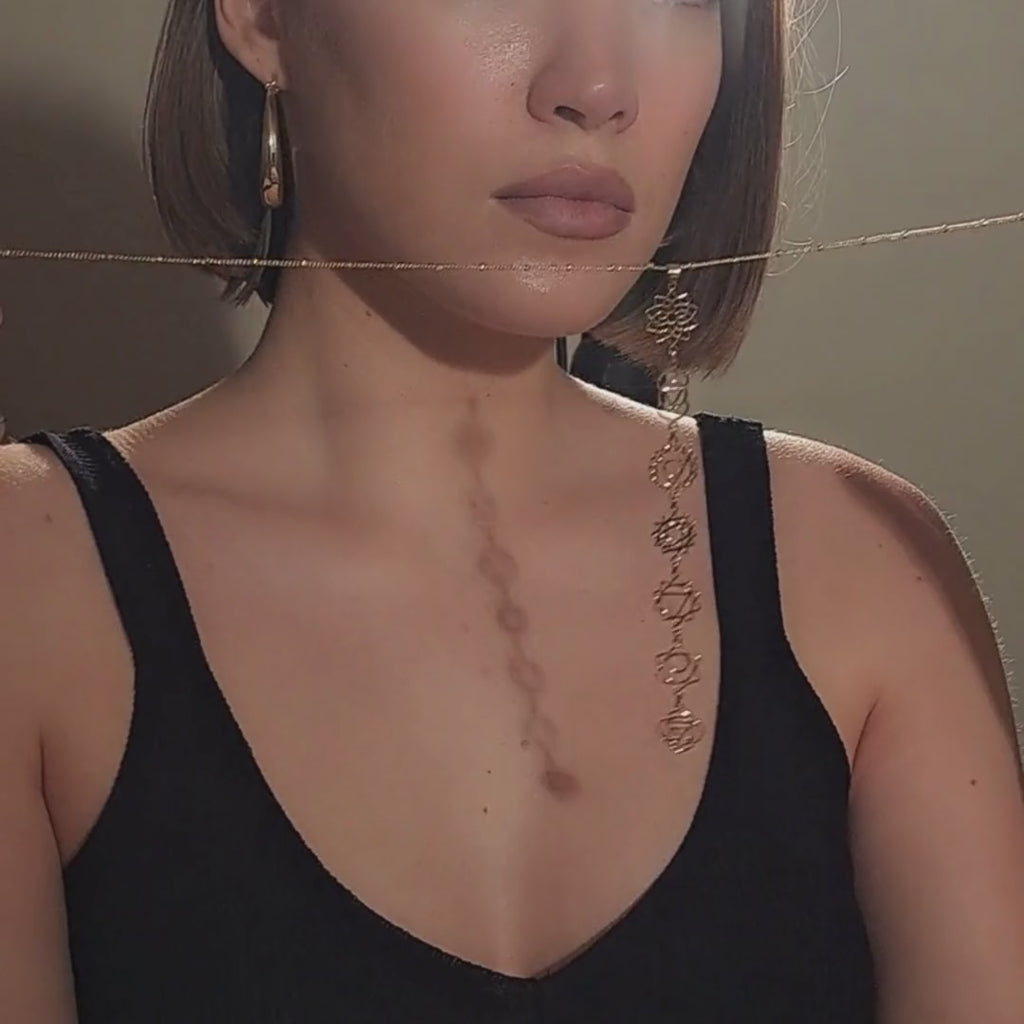 modelo con collar 7 chakras