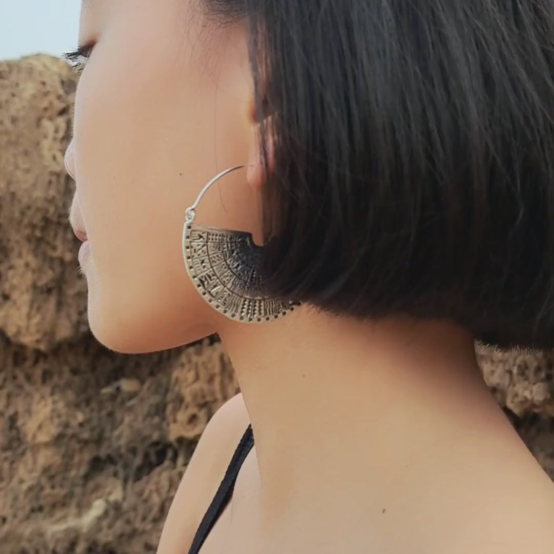 modelo con pendientes de aro azteca en plata