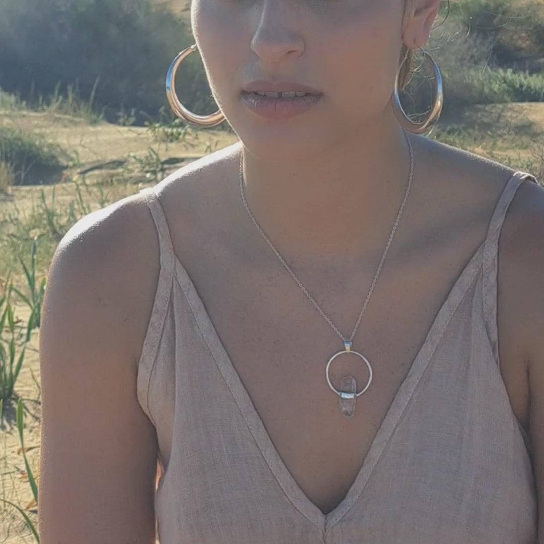 modelo con colgante cuarzo plateado