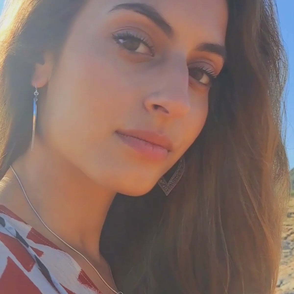 modelo con pendientes anja plata