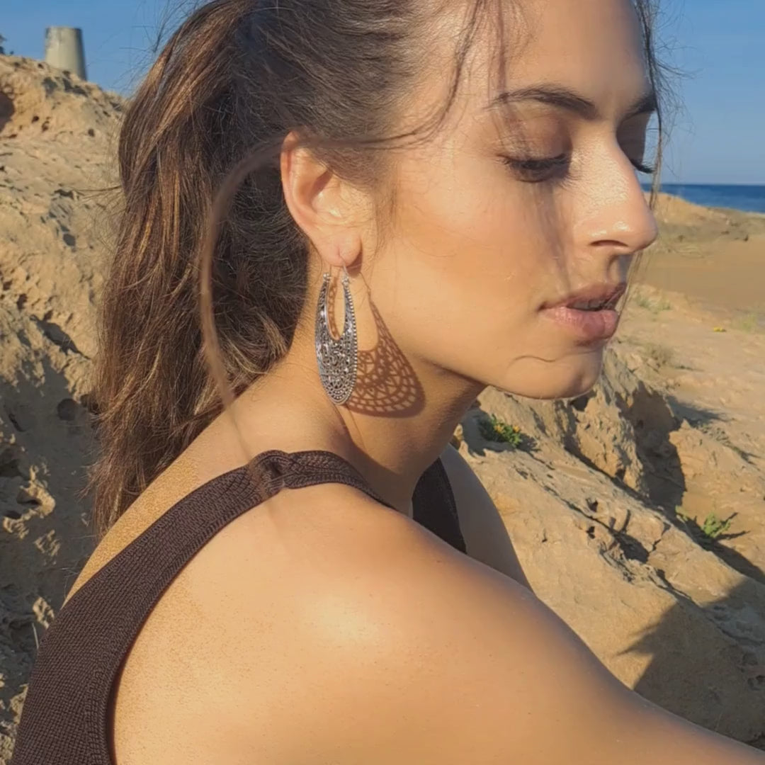 modelo con pendientes aro mandala Uma plata