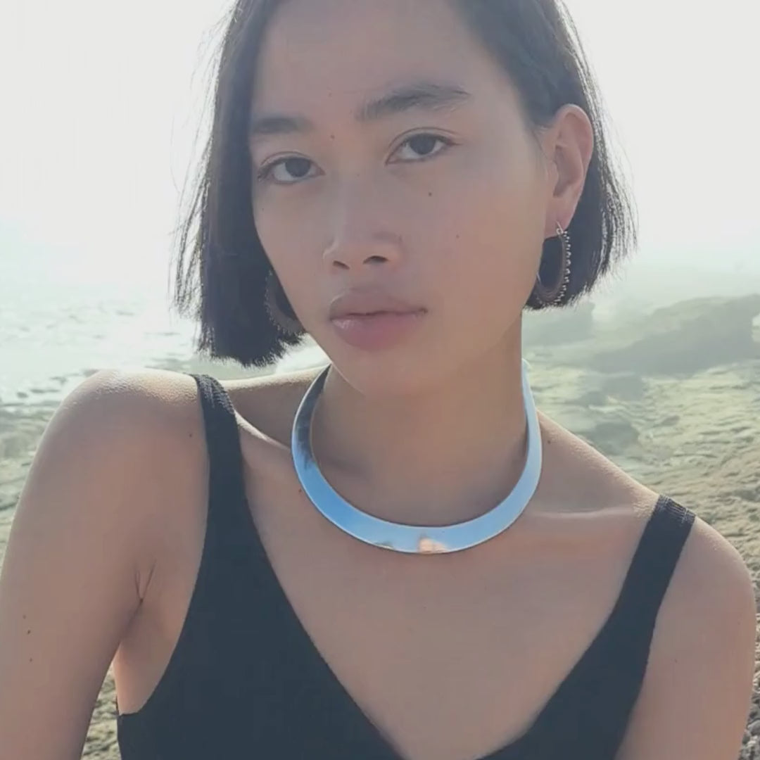 modelo con pendientes afghan y choker zahra