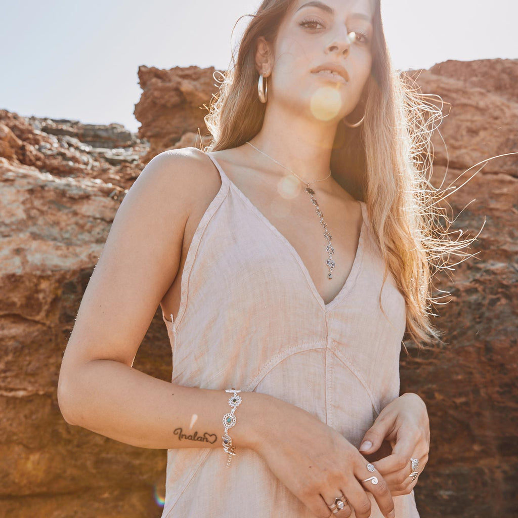 modelo con pulsera y colgante siete chakras con piedras naturales 