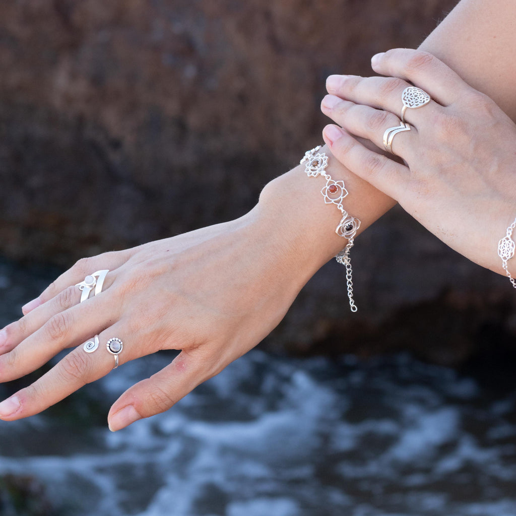 modelo con pulsera siete chakras con piedras naturales