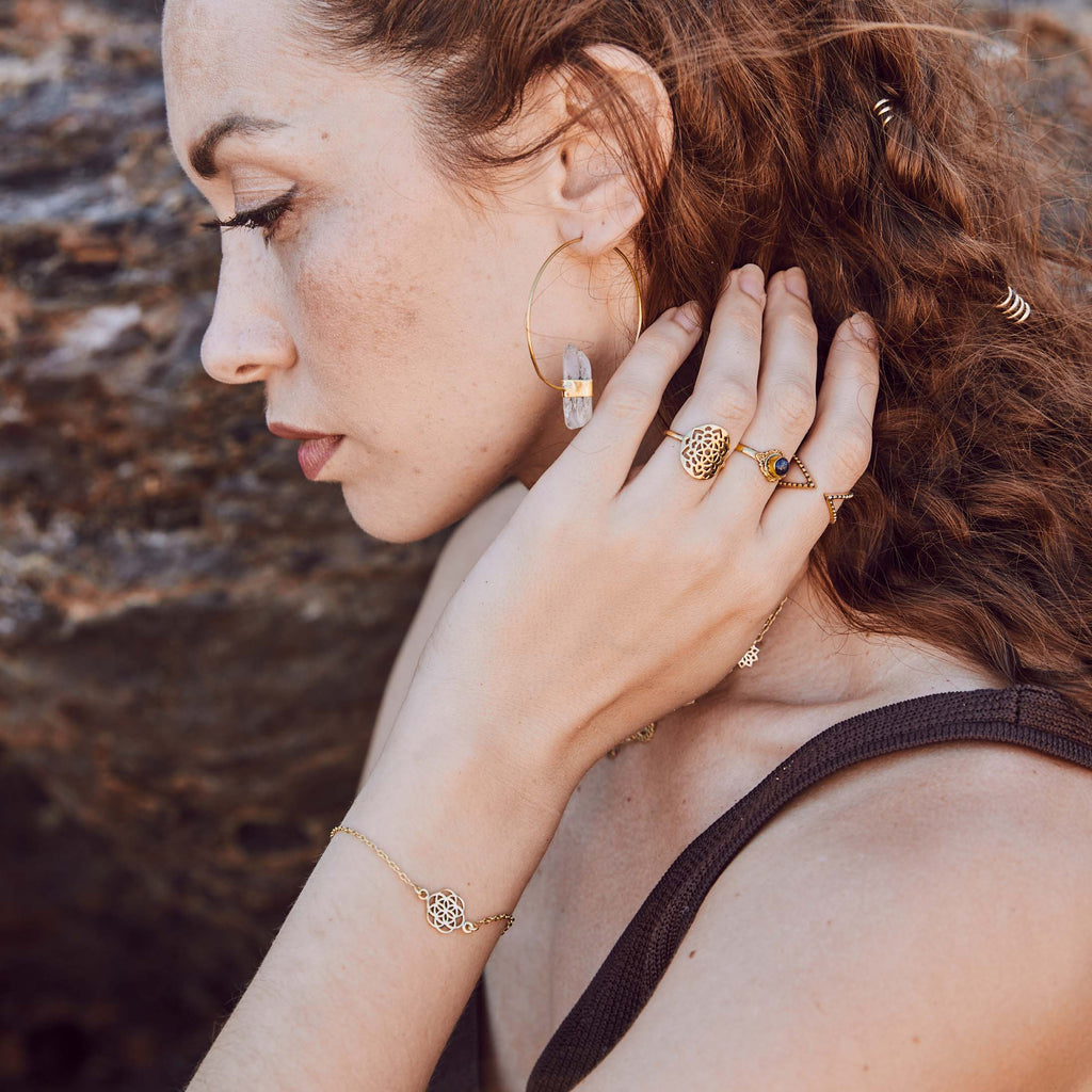 modelo con pulsera Flor de la vida  y aros de cuarzo