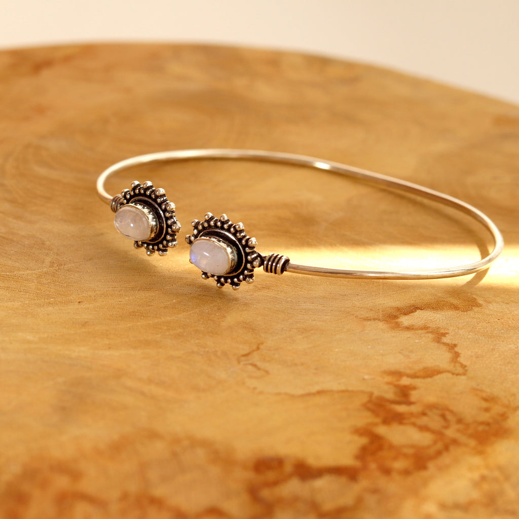 pulsera Aurora piedra lunar fondo madera