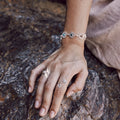modelo con pulsera siete chakras con piedras naturales