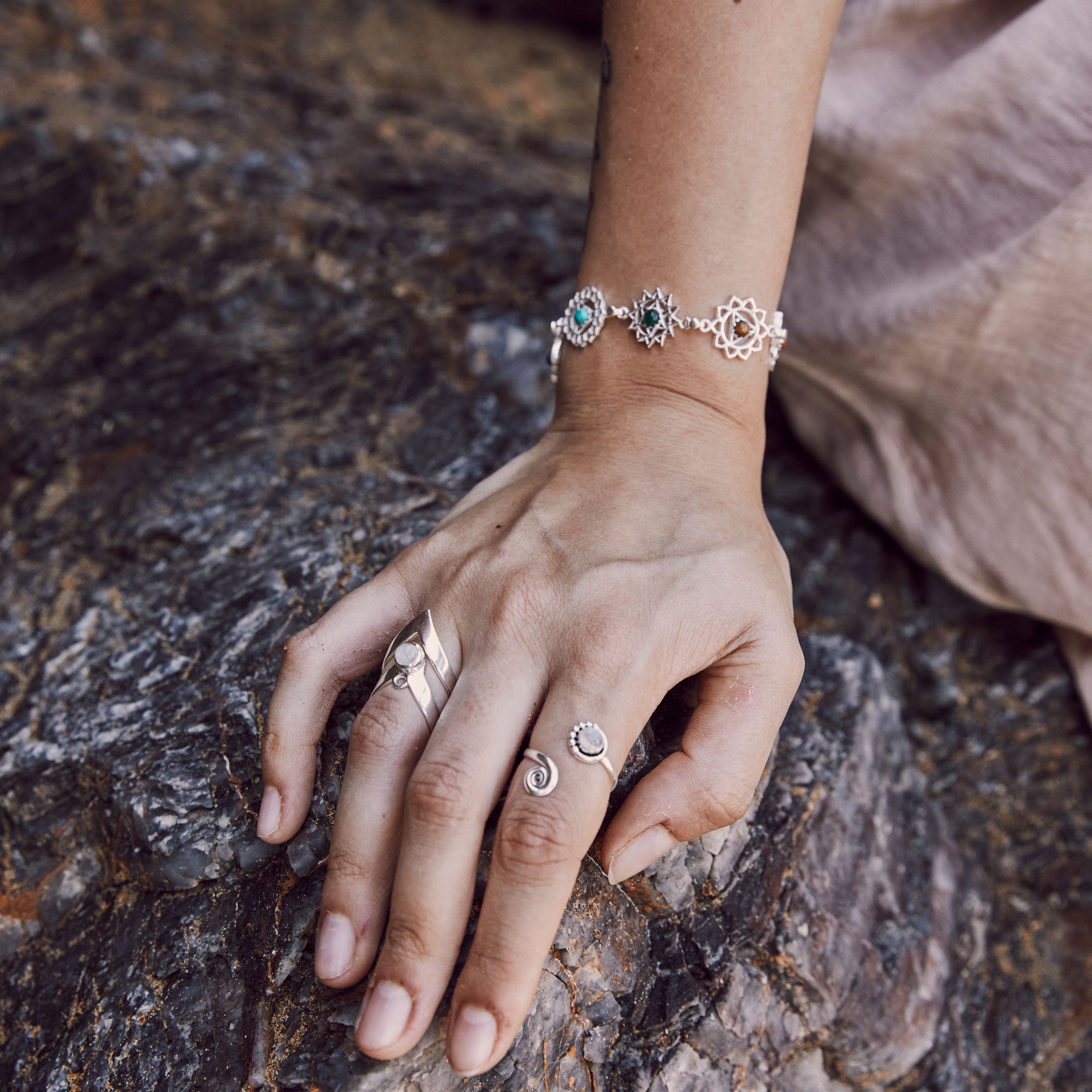 modelo con pulsera siete chakras con piedras naturales