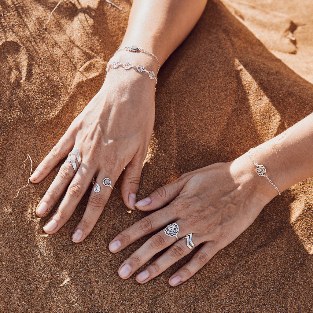 modelo con pulseras chakras, flor de la vida, anillo uma