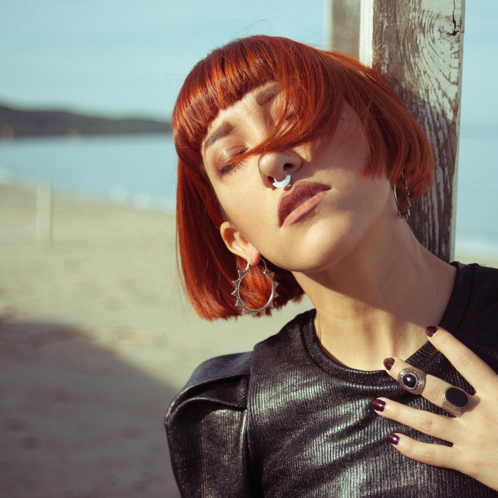 modelo con septum piercing azteca y pendientes cira