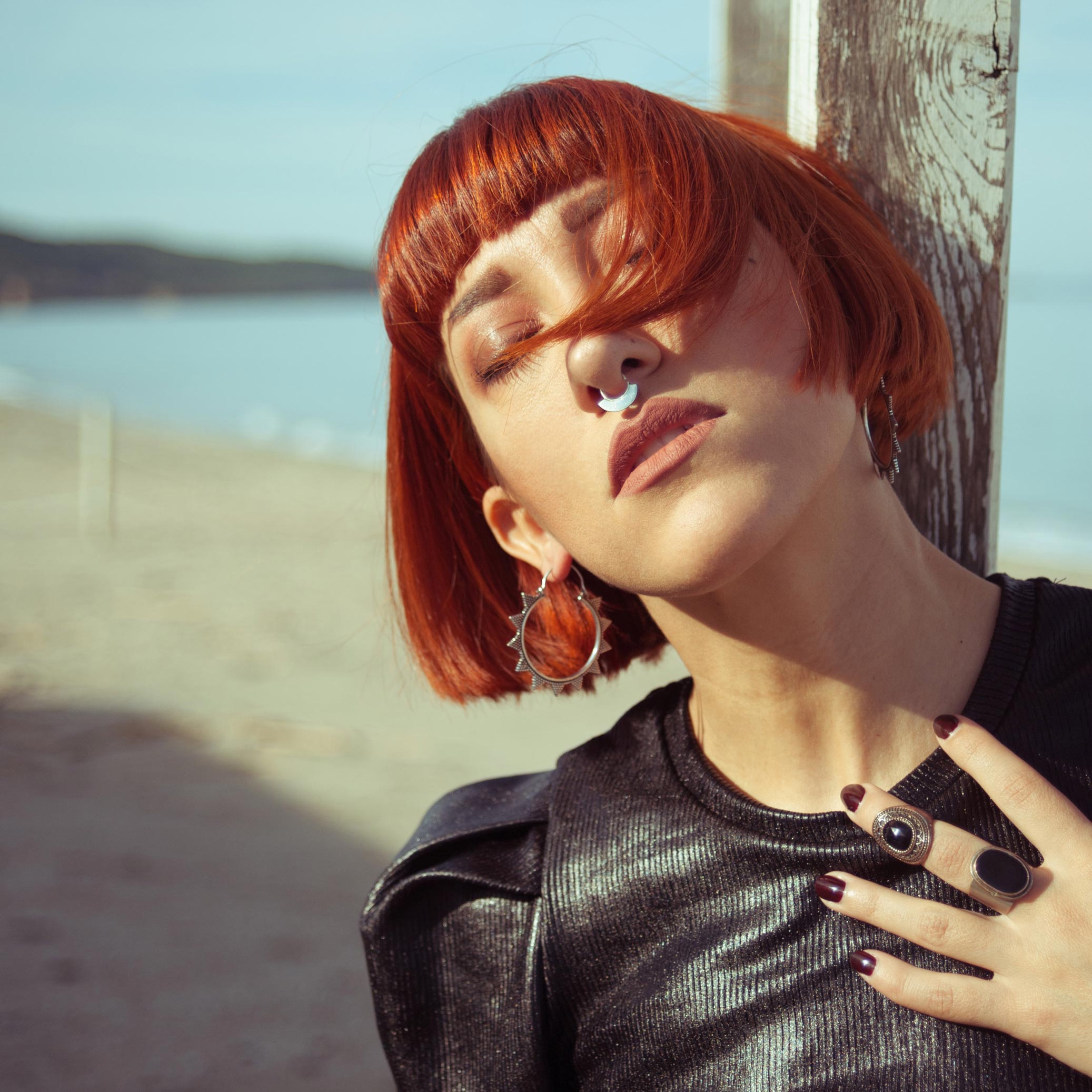 modelo con septum piercing azteca y pendientes cira