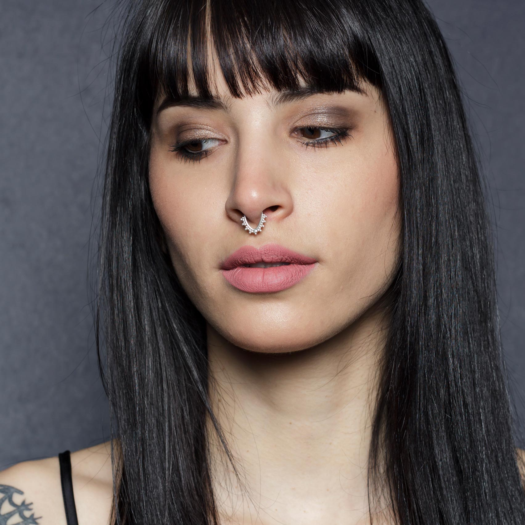 modelo con septum piercing plata