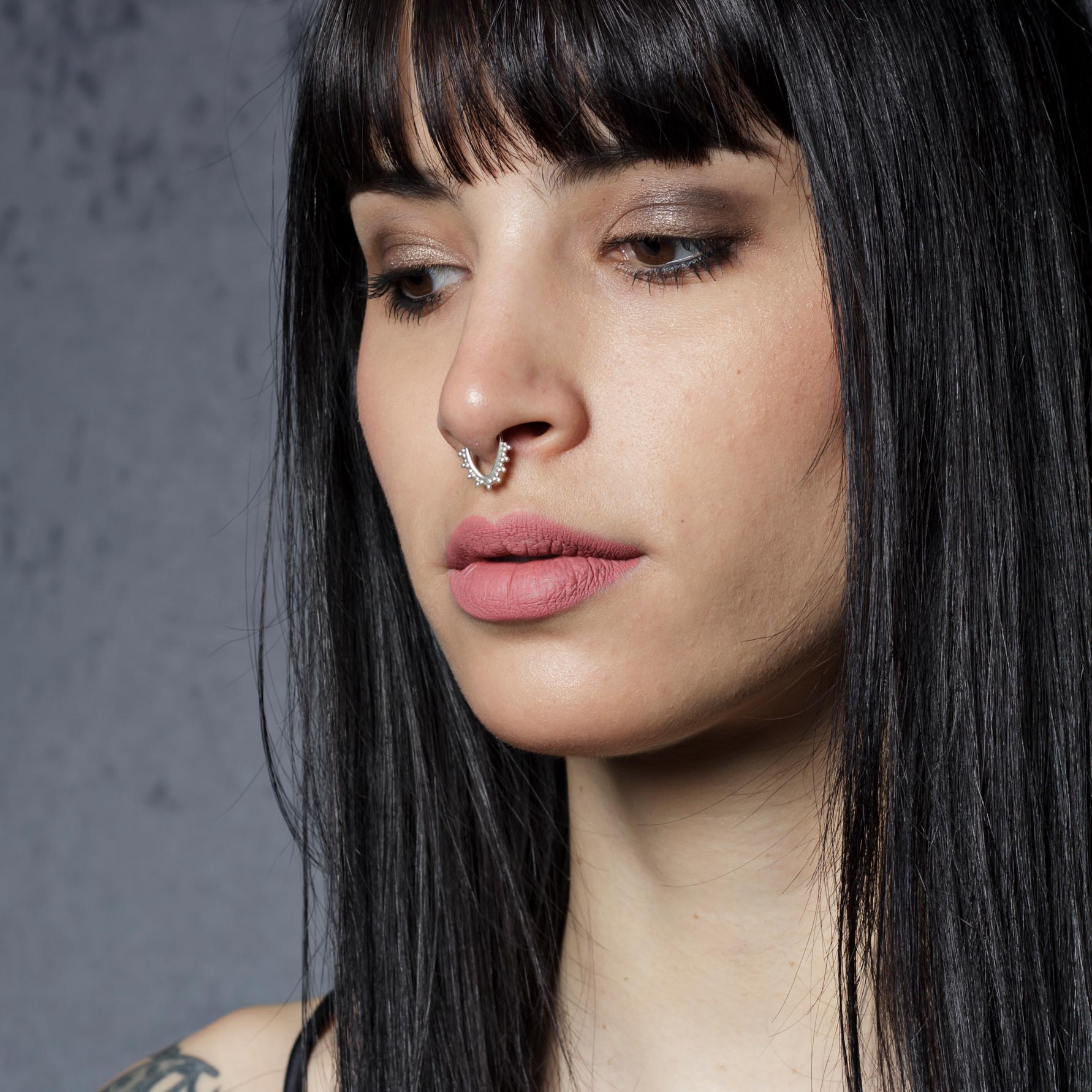 modelo con septum piercing plata