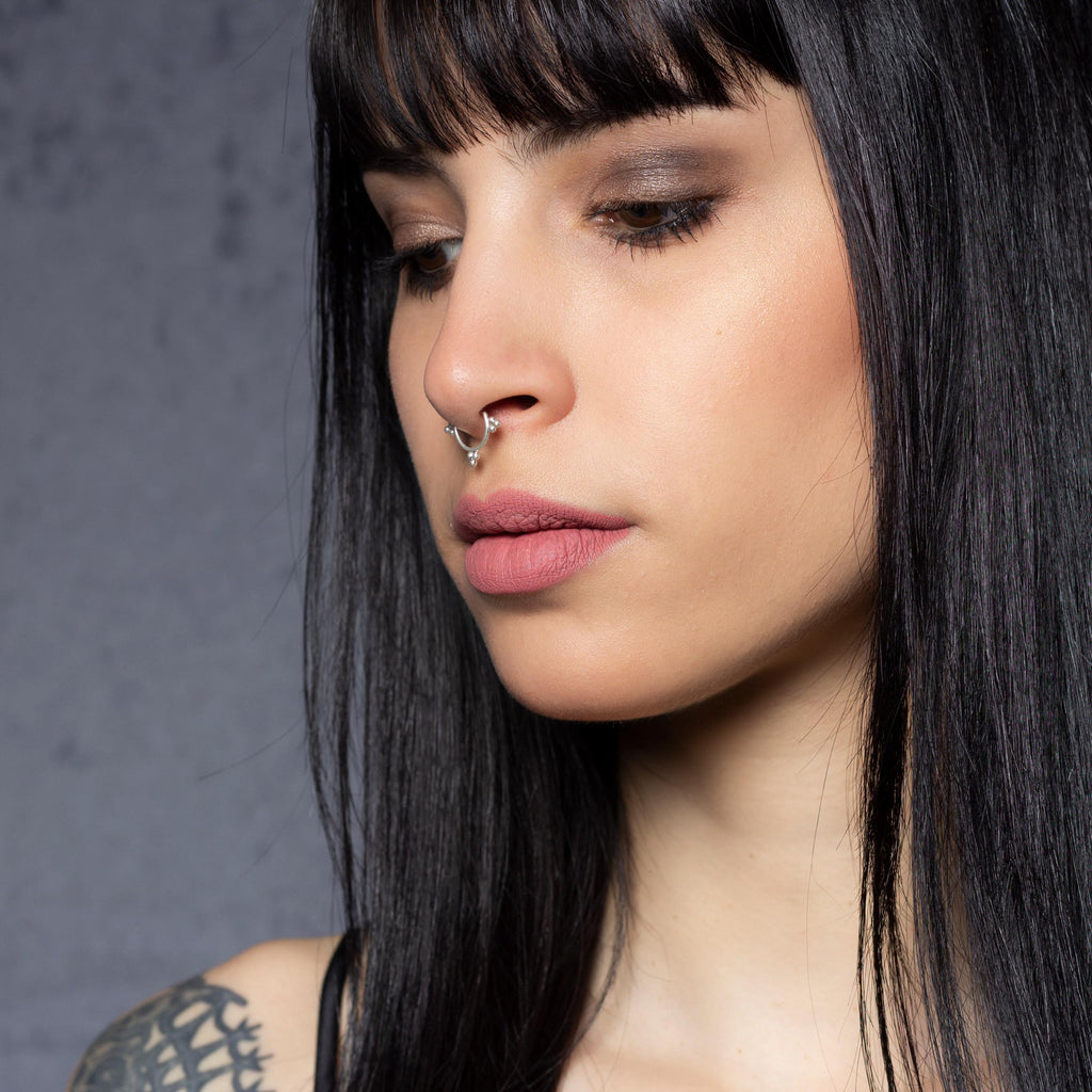 modelo con septum piercing plata