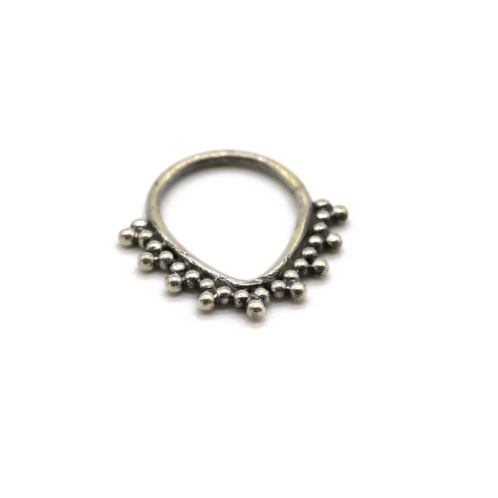 septum piercing plata fondo blanco