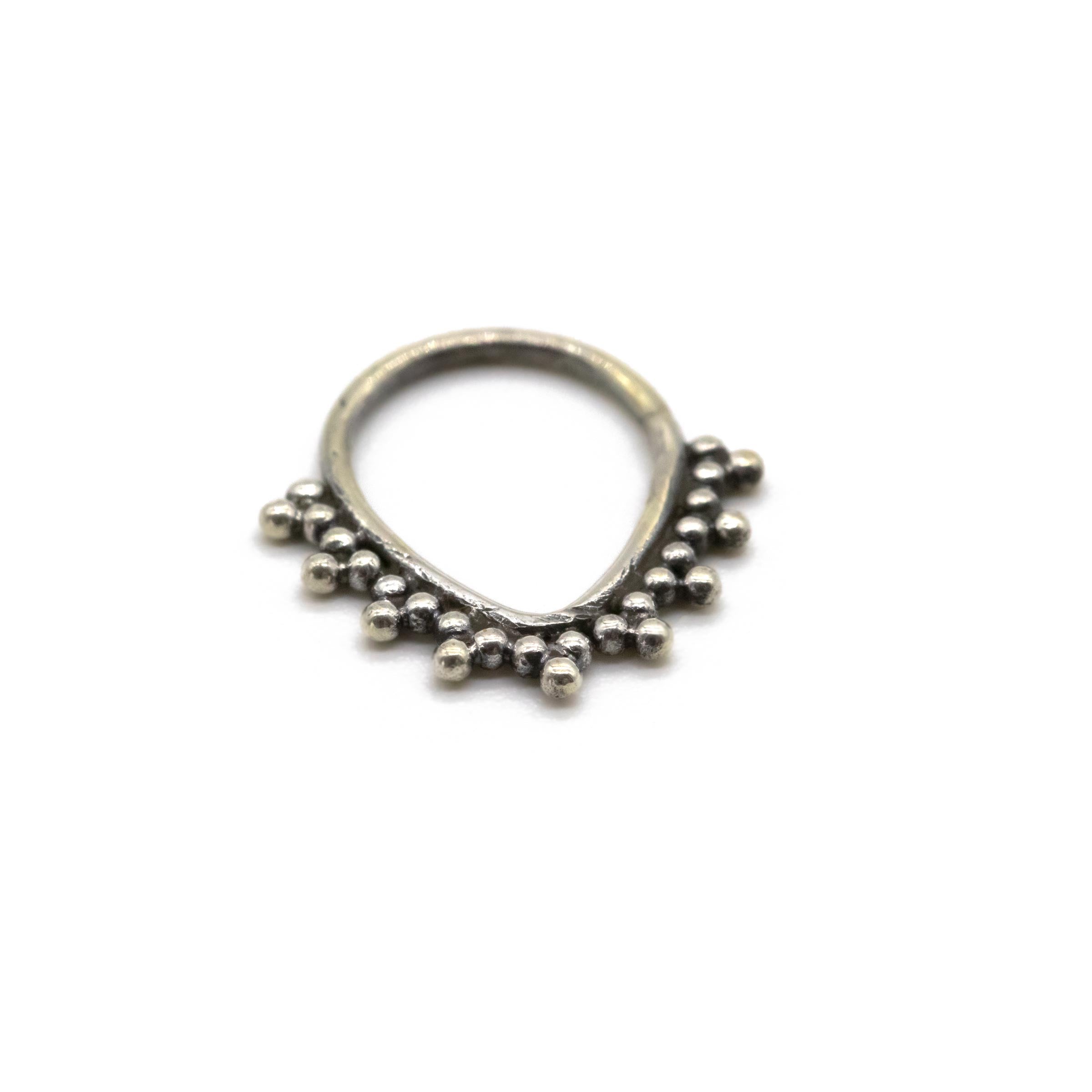 septum piercing plata fondo blanco