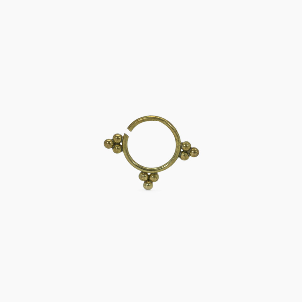 septum piercing fondo blanco