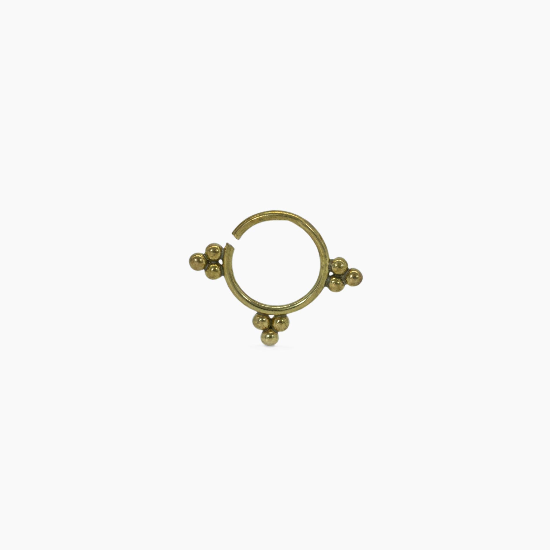 septum piercing fondo blanco