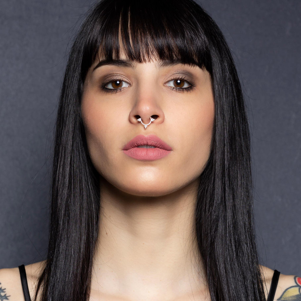 modelo con septum piercing plata