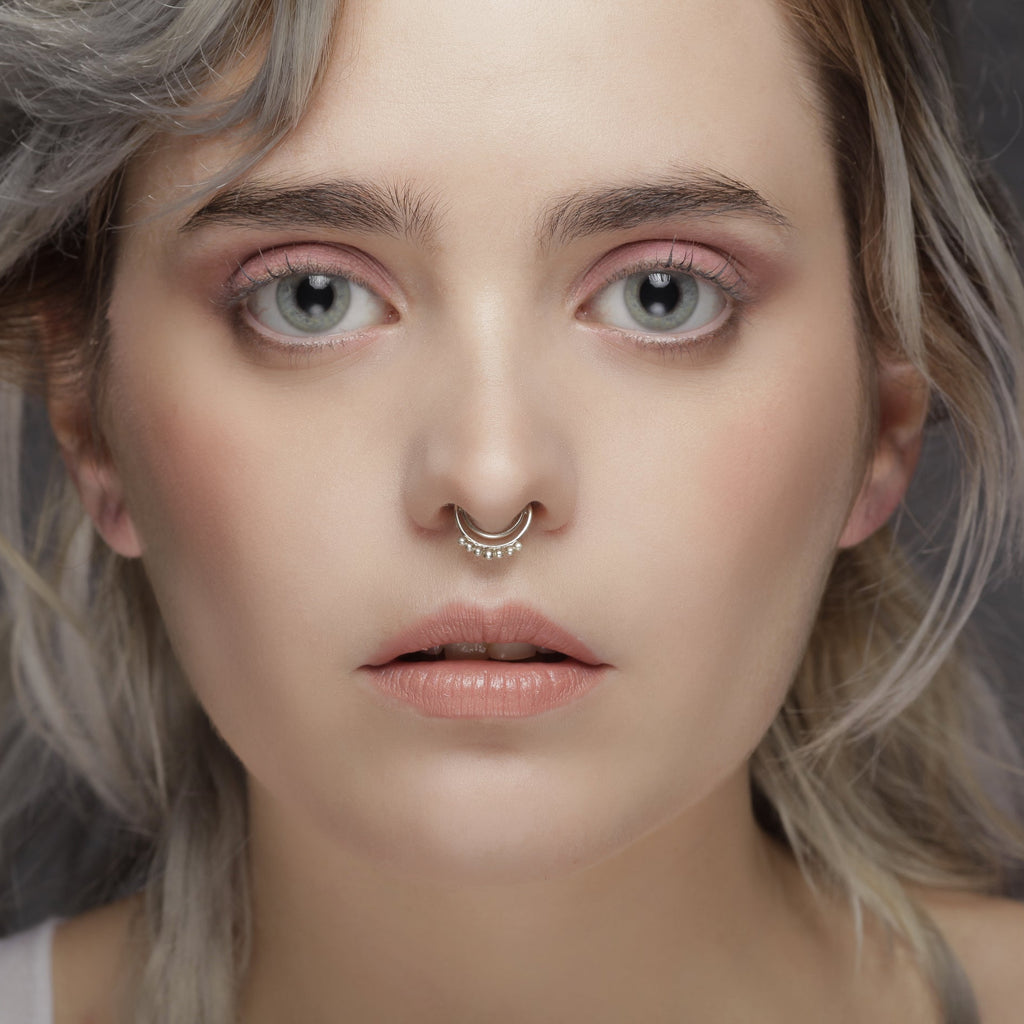 modelo con septum piercing moon