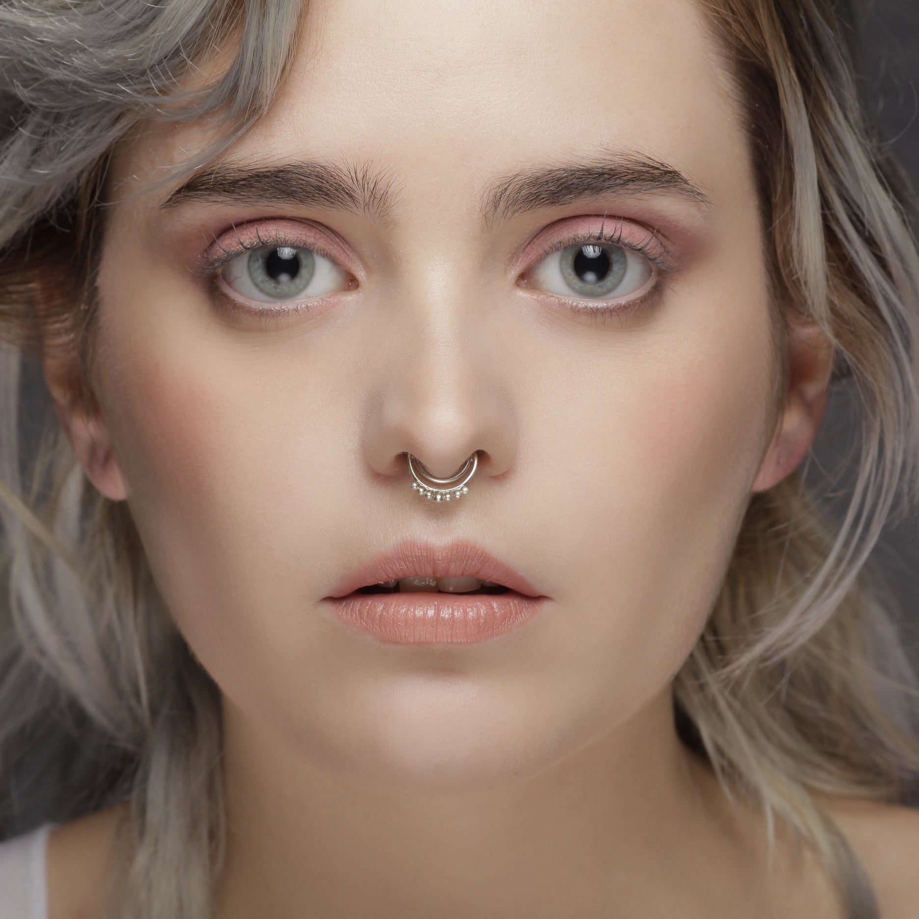 modelo con septum piercing moon