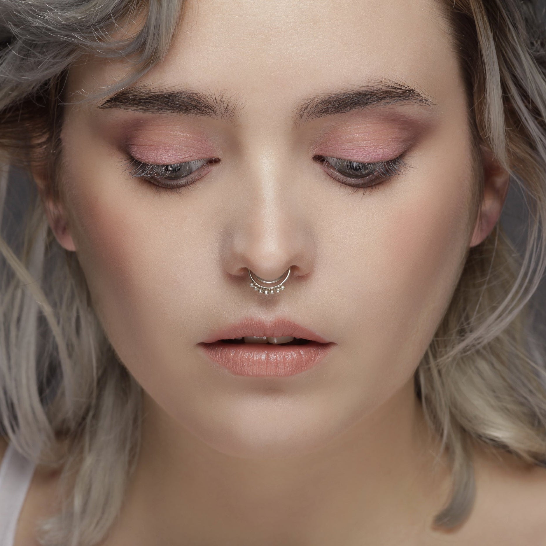 modelo con septum piercing moon