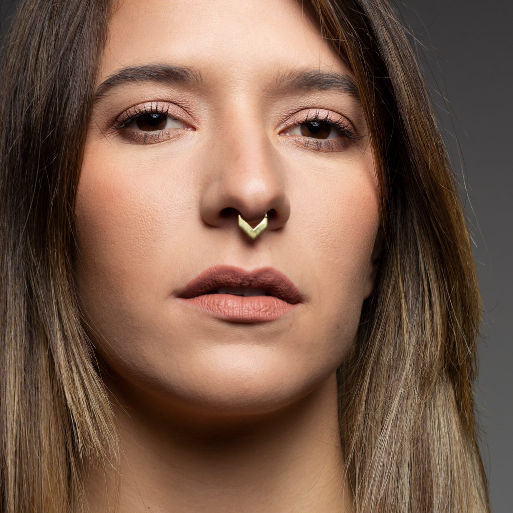 modeo con septum triángulo dorado