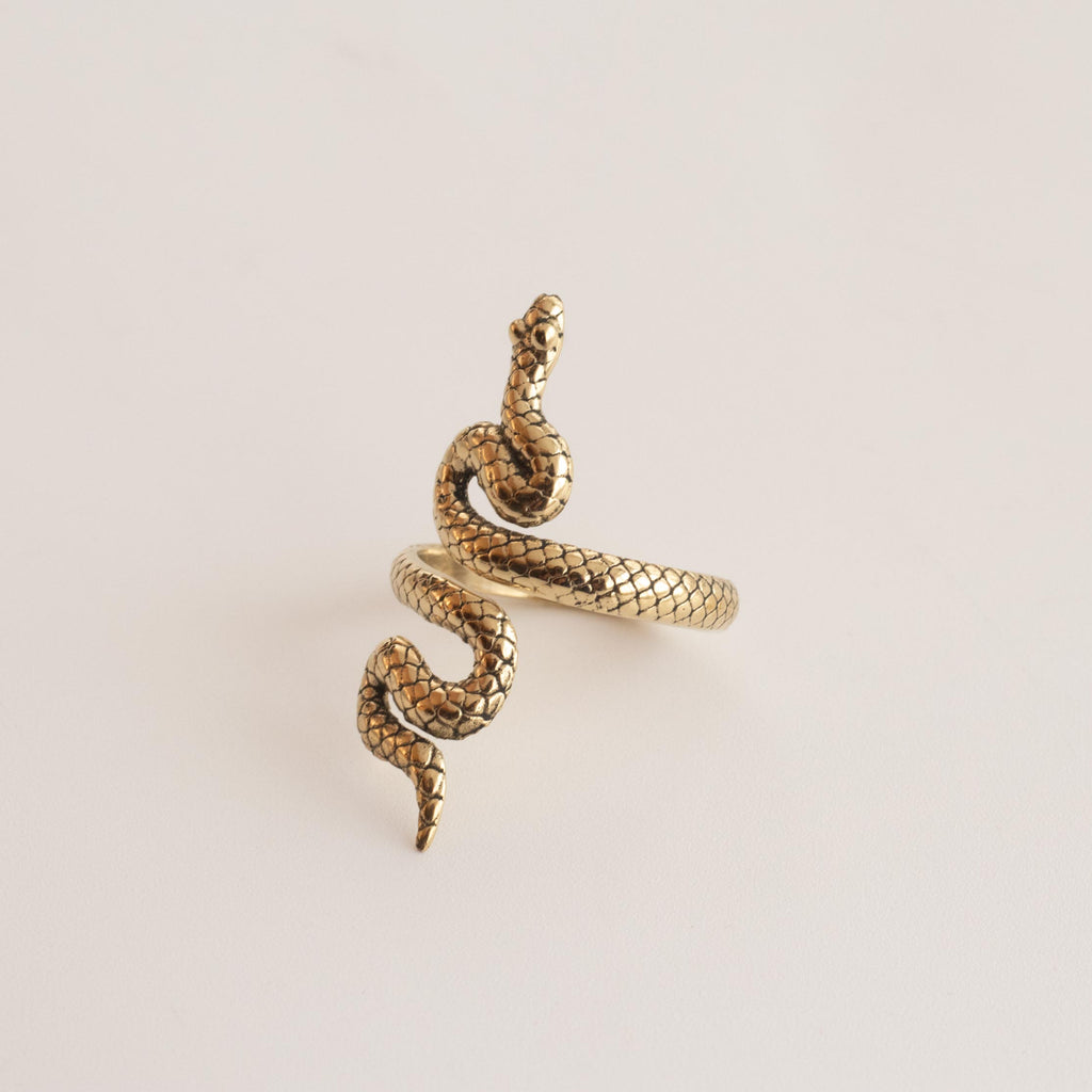 Anillo Naga de serpiente en dorado sobre fondo blanco