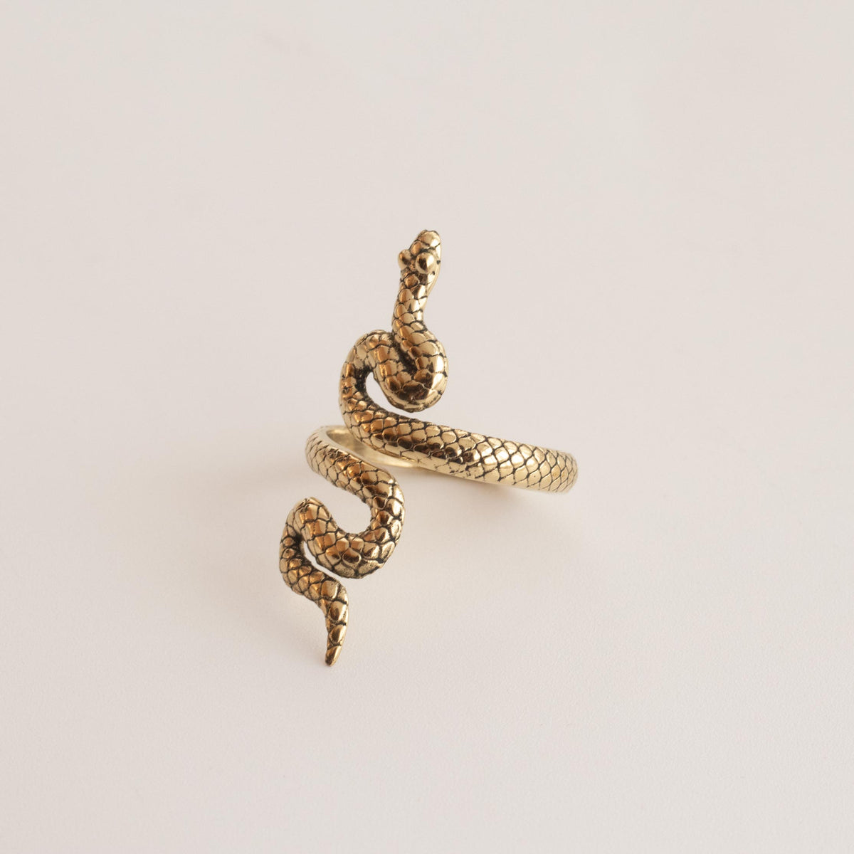 Anillo Naga de serpiente en dorado sobre fondo blanco