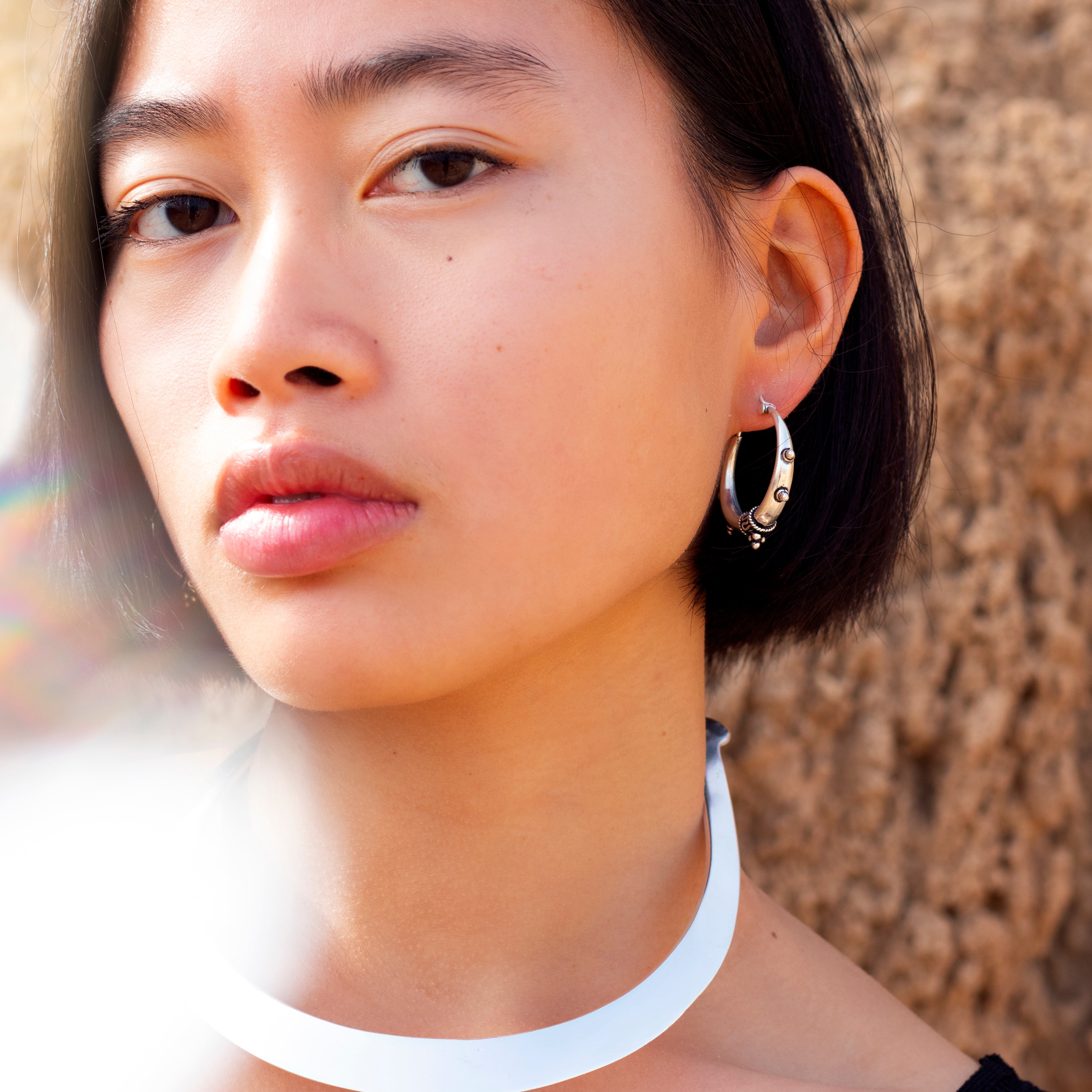 modelo con pendientes shakti en plata y choker zahra