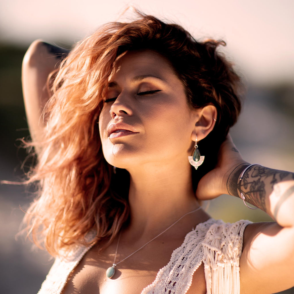 modelo con pendientes labradorita shasha