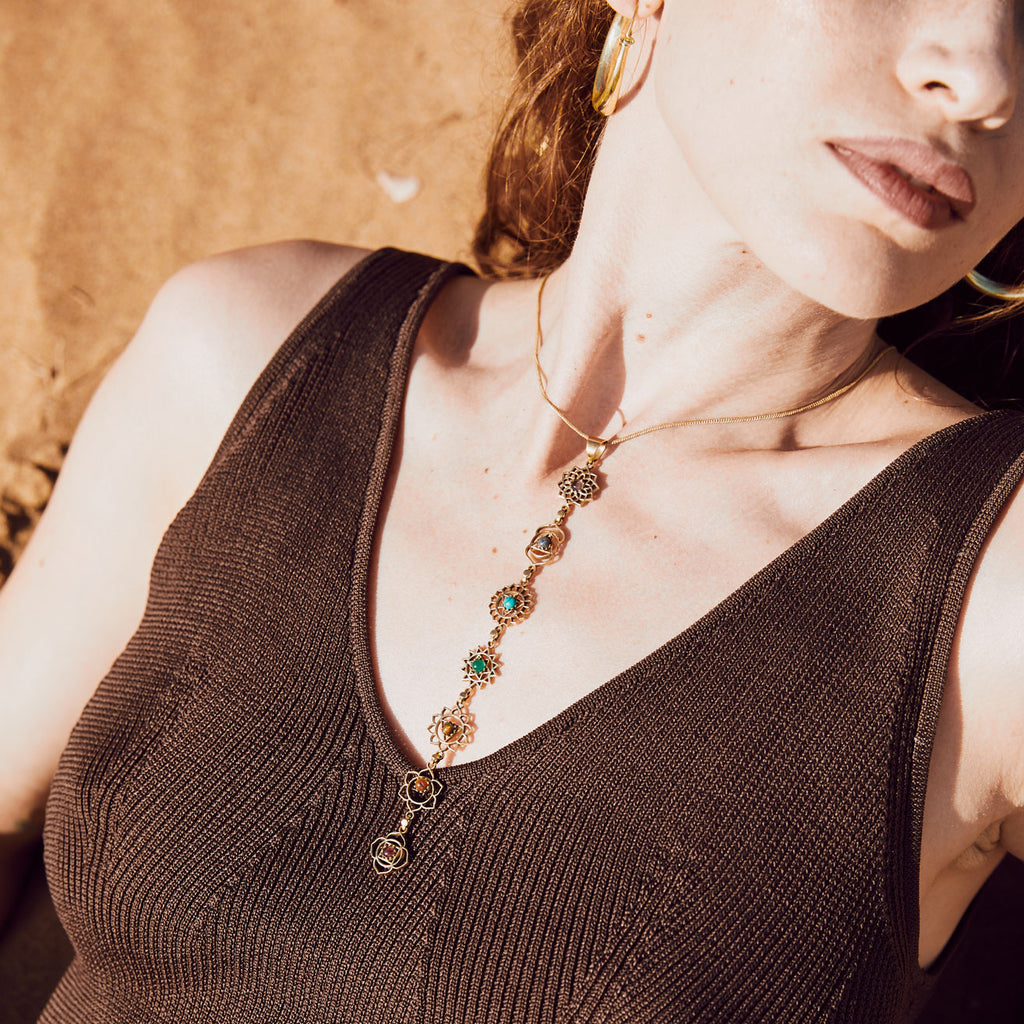 modelo con colgante siete chakras piedras dorado