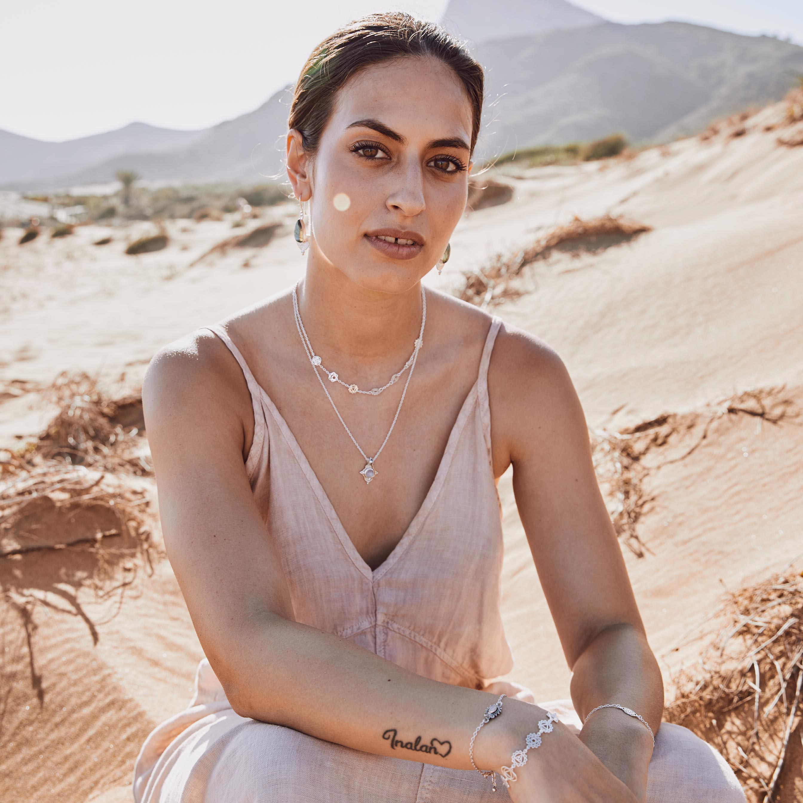 modelo con choker chakras, collar kala piedra lunar y pendientes shasha labradorita