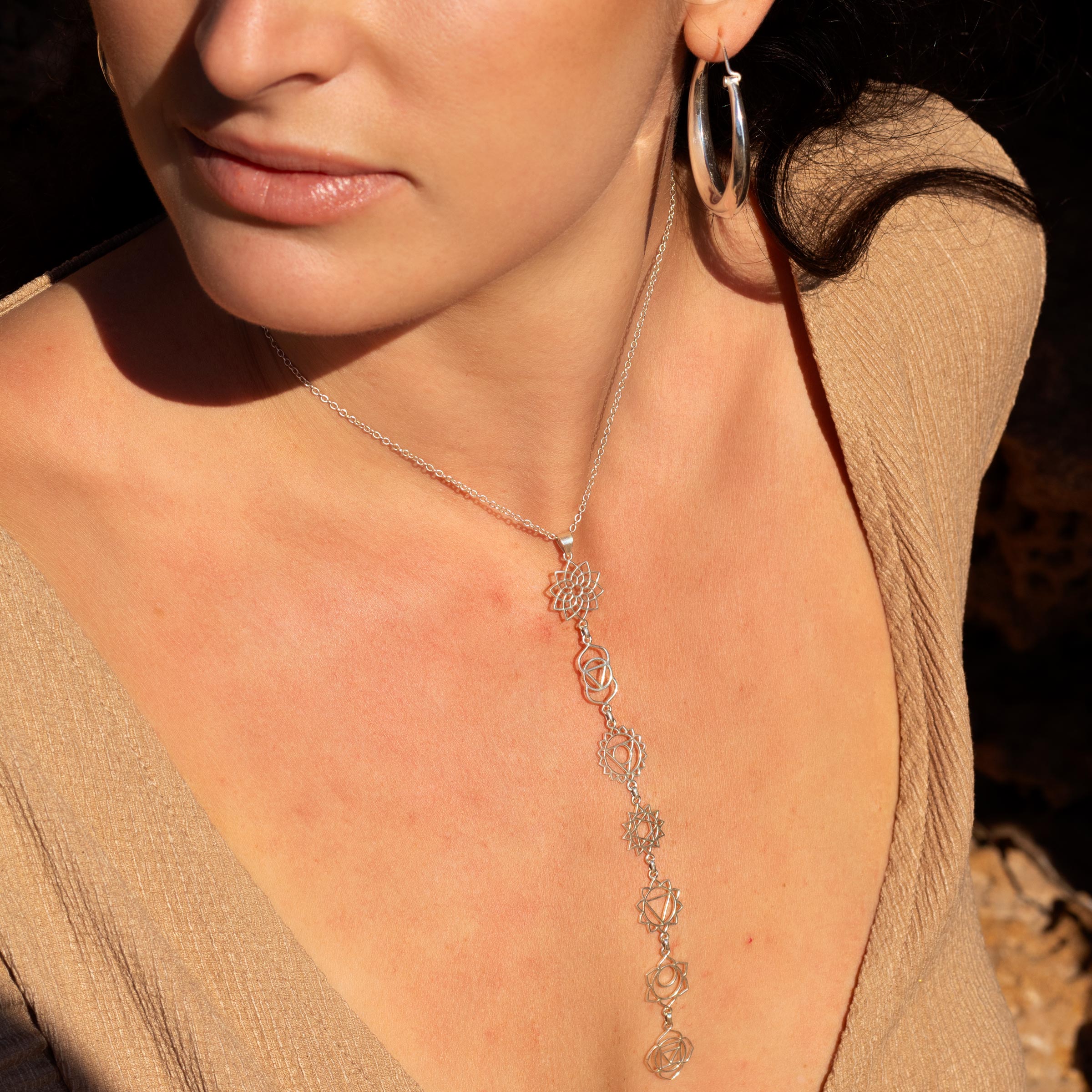 modelo con collar siete chakras plata