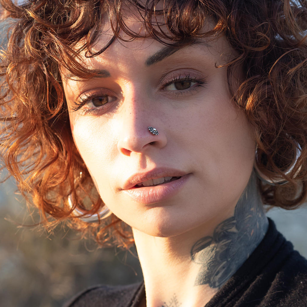 modelo con sita piercing nostril plata