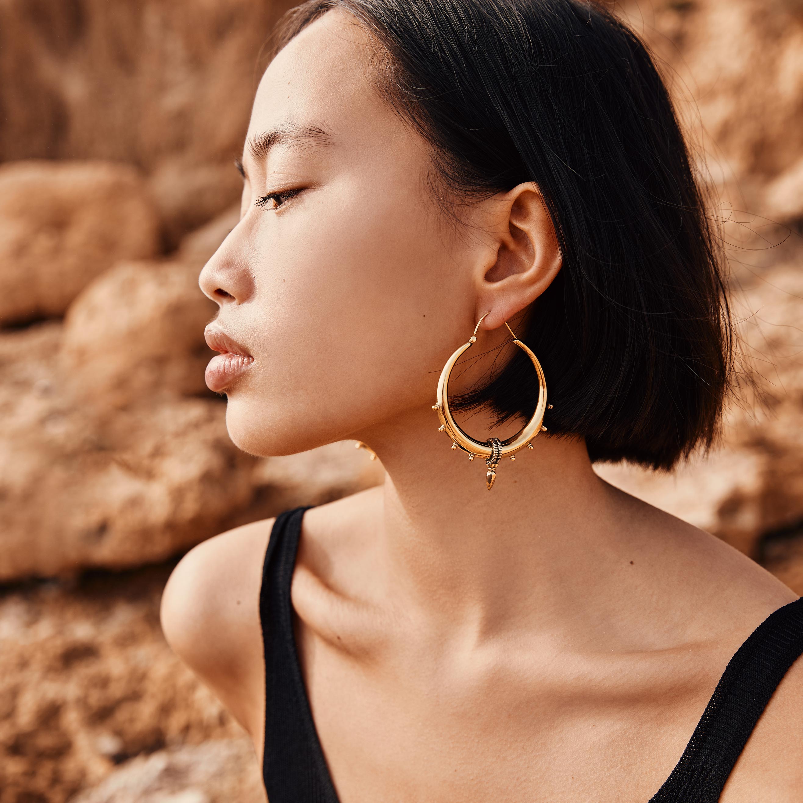 modelo con aros spike large dorado