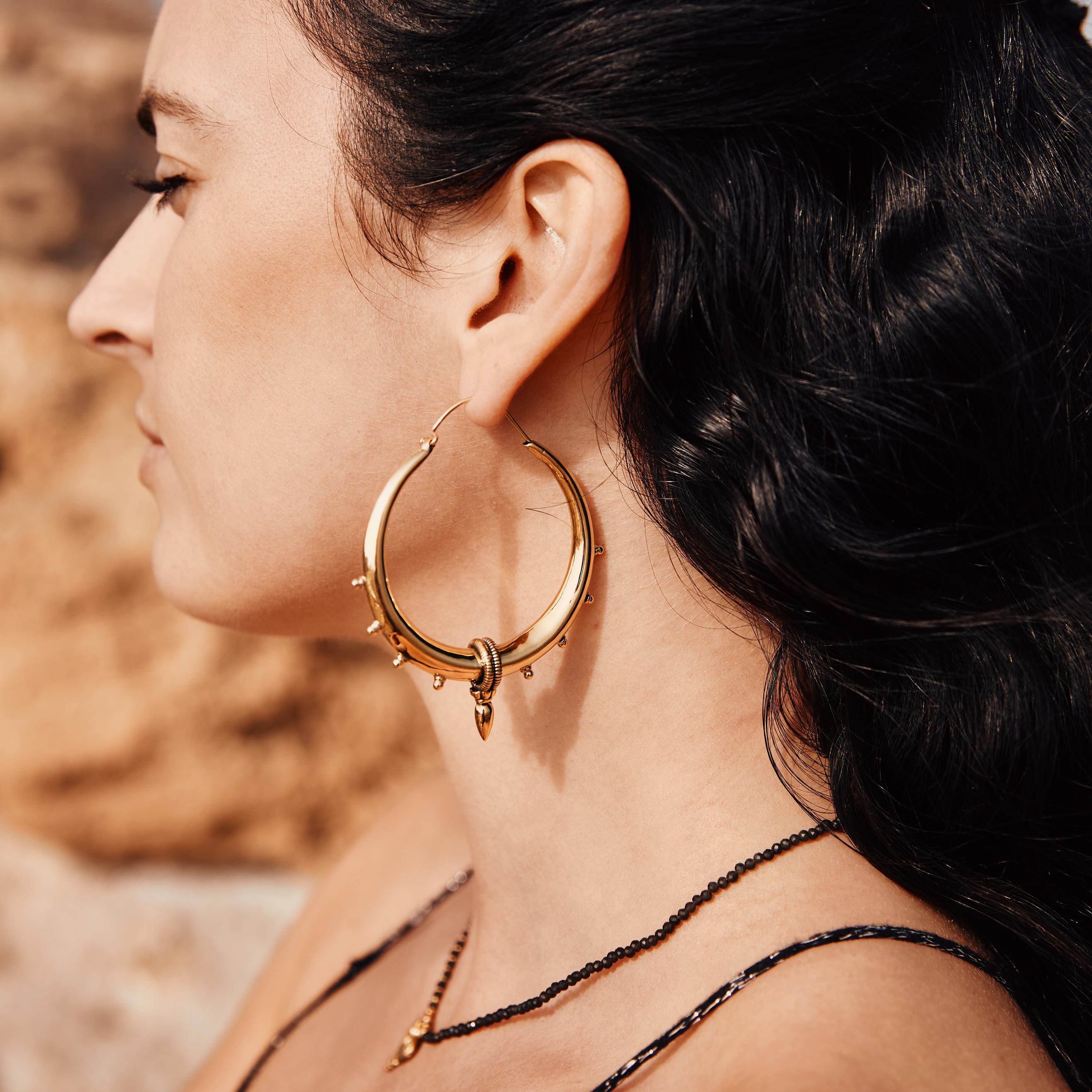 modelo con aros spike large dorado